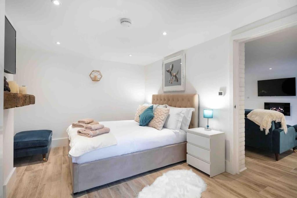 Luxury 2 Bedroom With Private Terrace & Parking - Wanstead, Escape In * London
