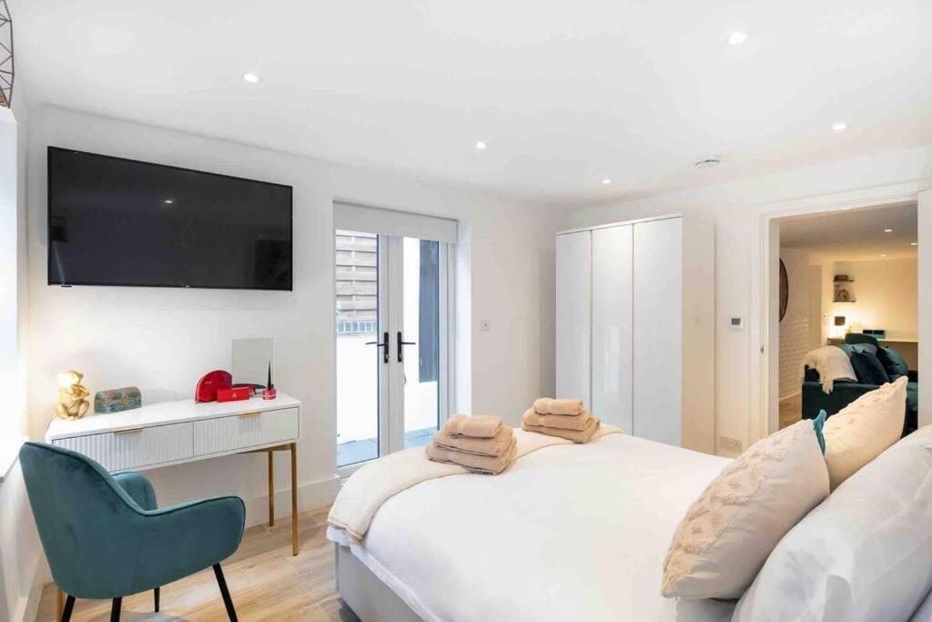Luxury 2 Bedroom With Private Terrace & Parking - Wanstead, Escape In Apartment *
