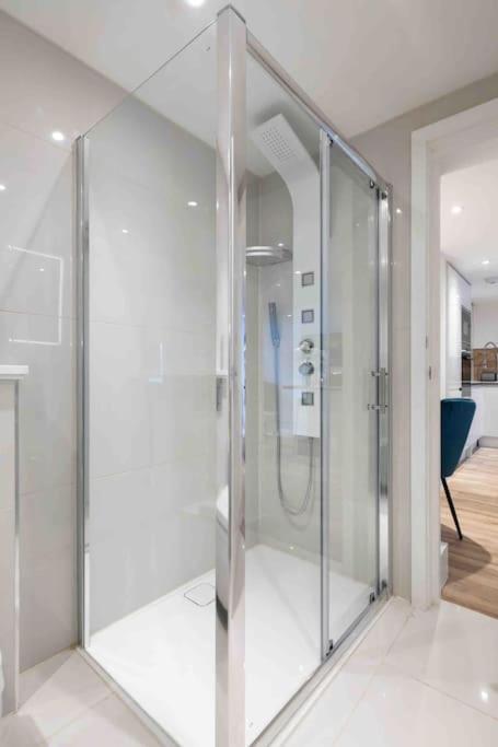 Apartment Luxury 2 Bedroom With Private Terrace & Parking - Wanstead, Escape In London