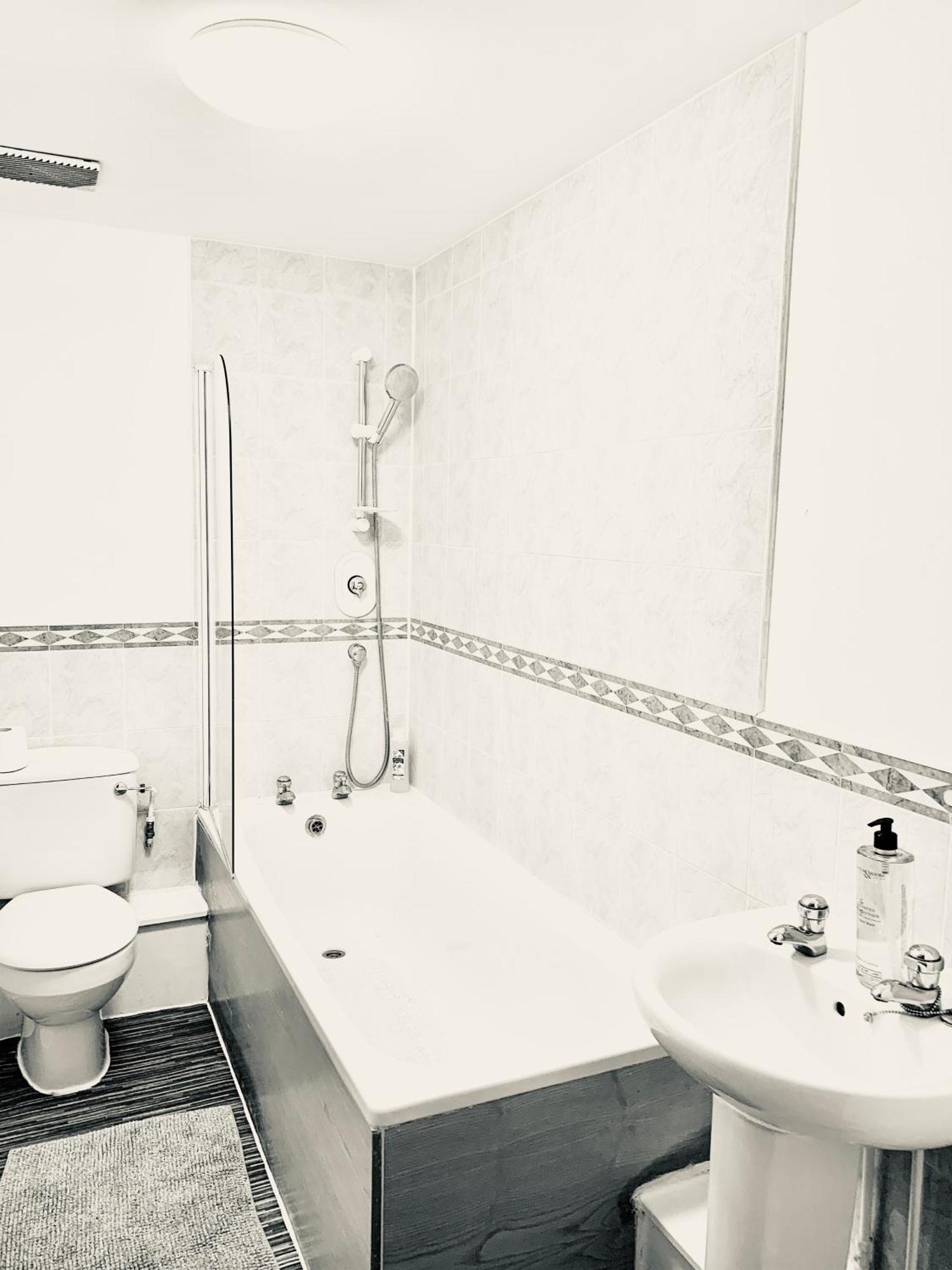 Tower Bridge London, 2 Bedrooms, Reception, Kitchen, Parking * London