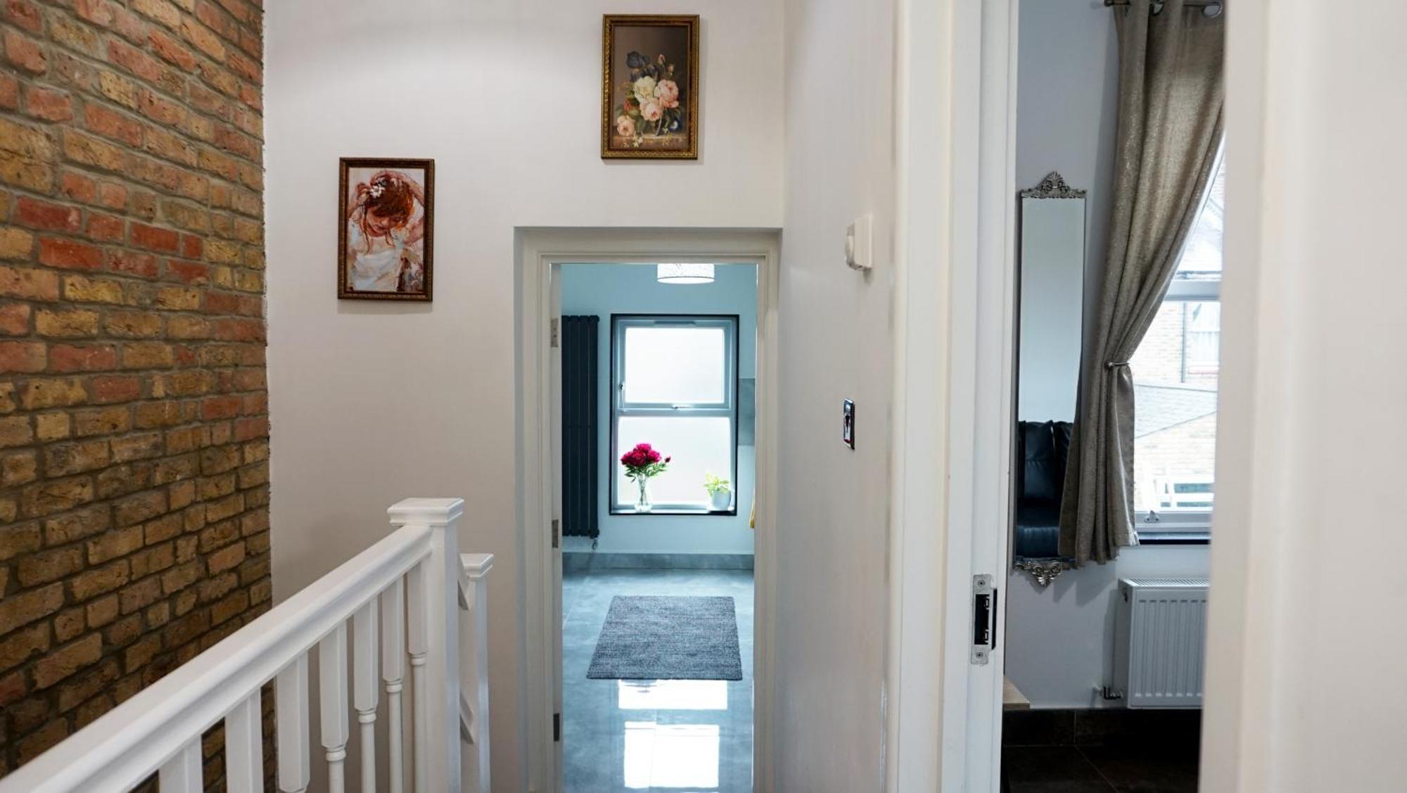 Beautiful Sleeps 6, 2 Minutes To Metro