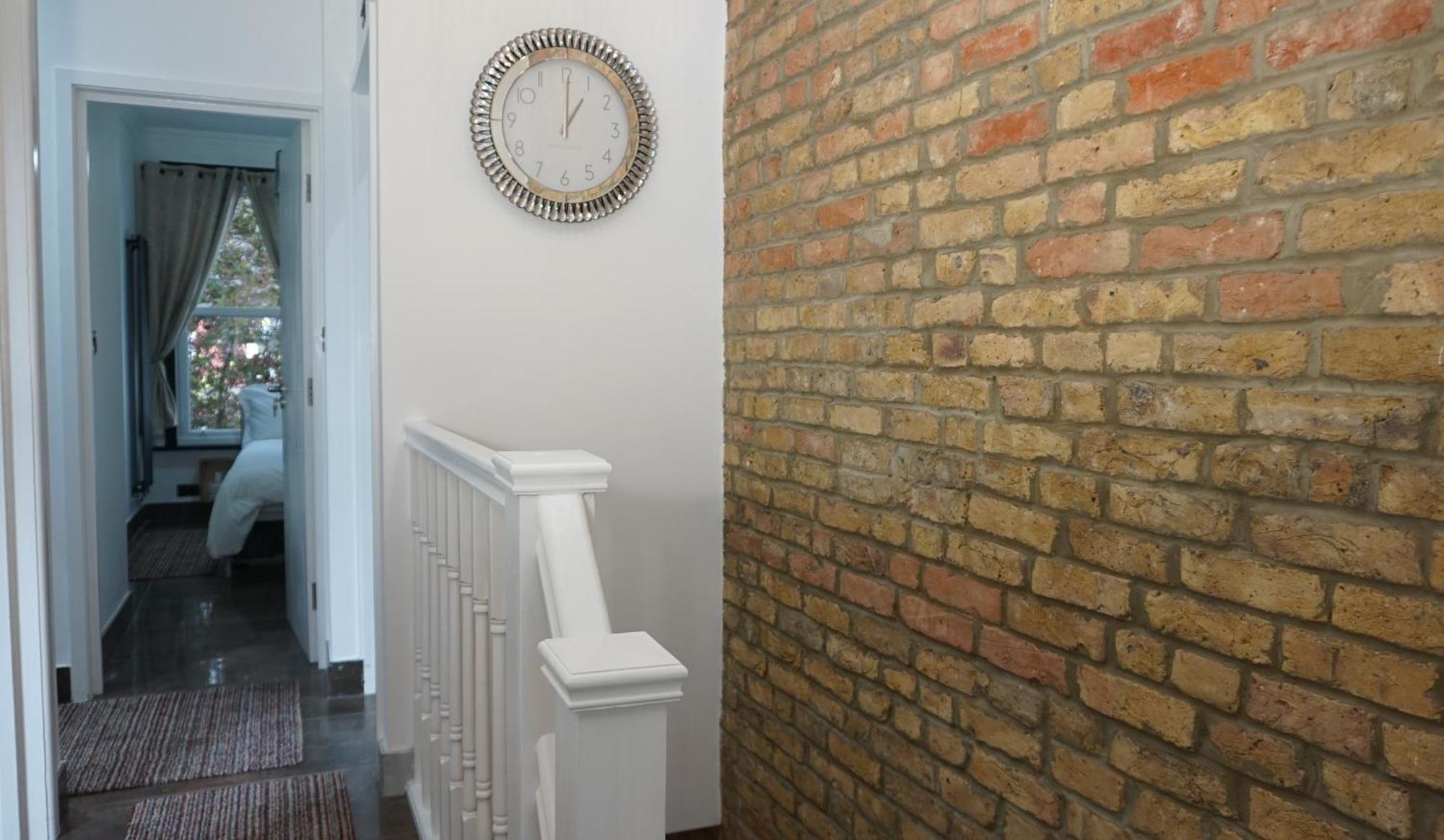 Beautiful Sleeps 6, 2 Minutes To Metro Apartment