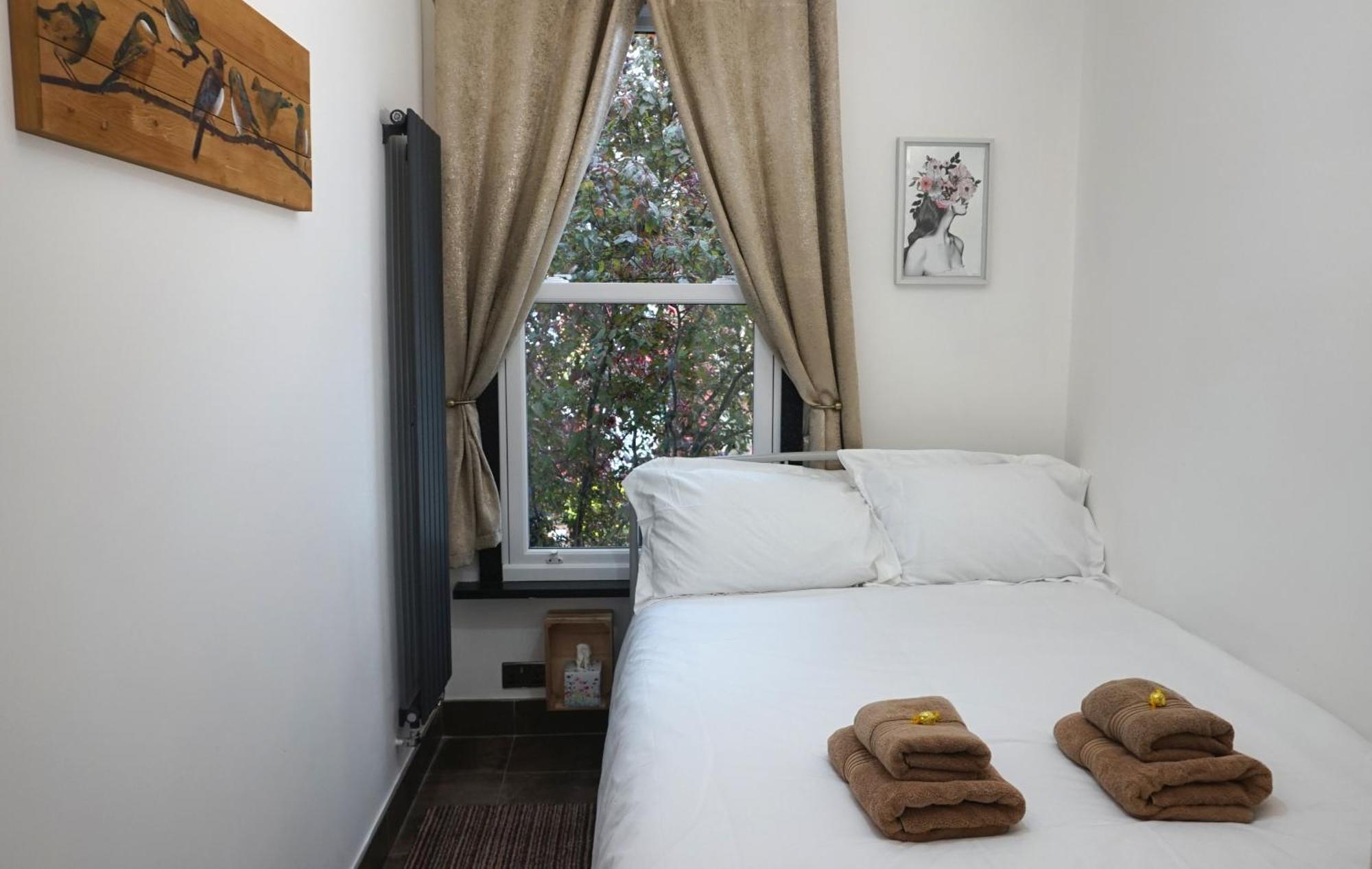 Apartment Beautiful Sleeps 6, 2 Minutes To Metro *