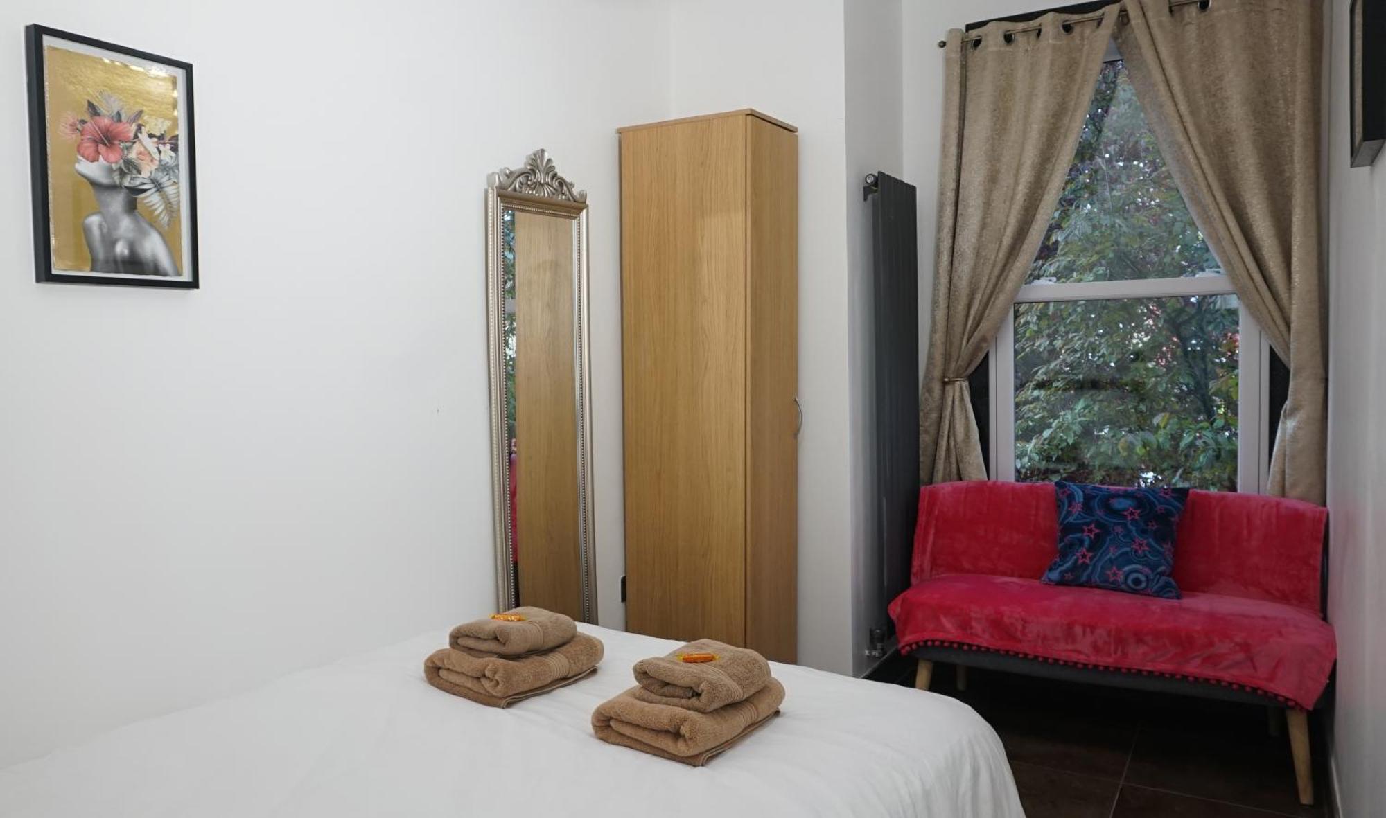 Beautiful Sleeps 6, 2 Minutes To Metro Apartment *