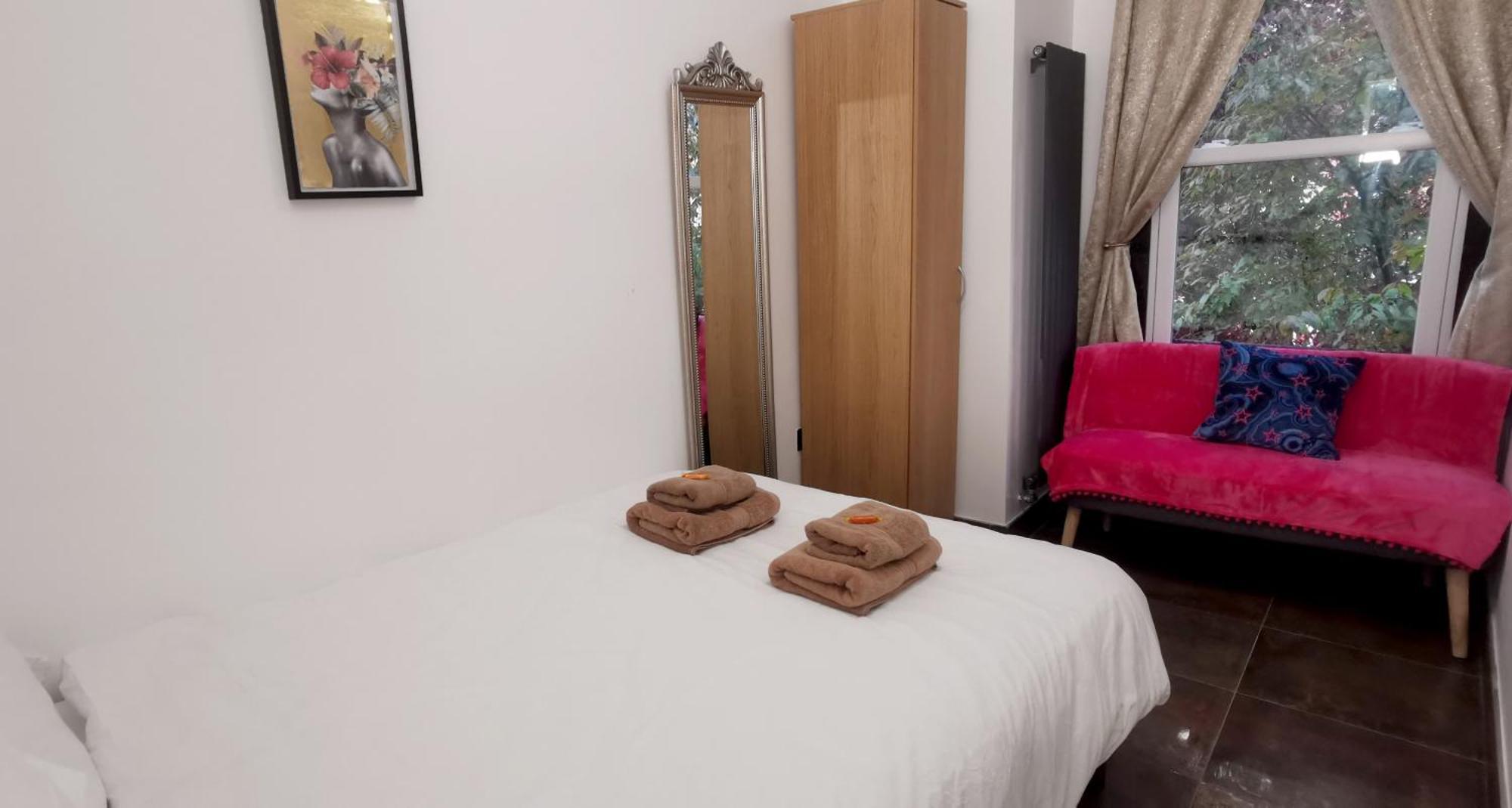 Apartment Beautiful Sleeps 6, 2 Minutes To Metro *