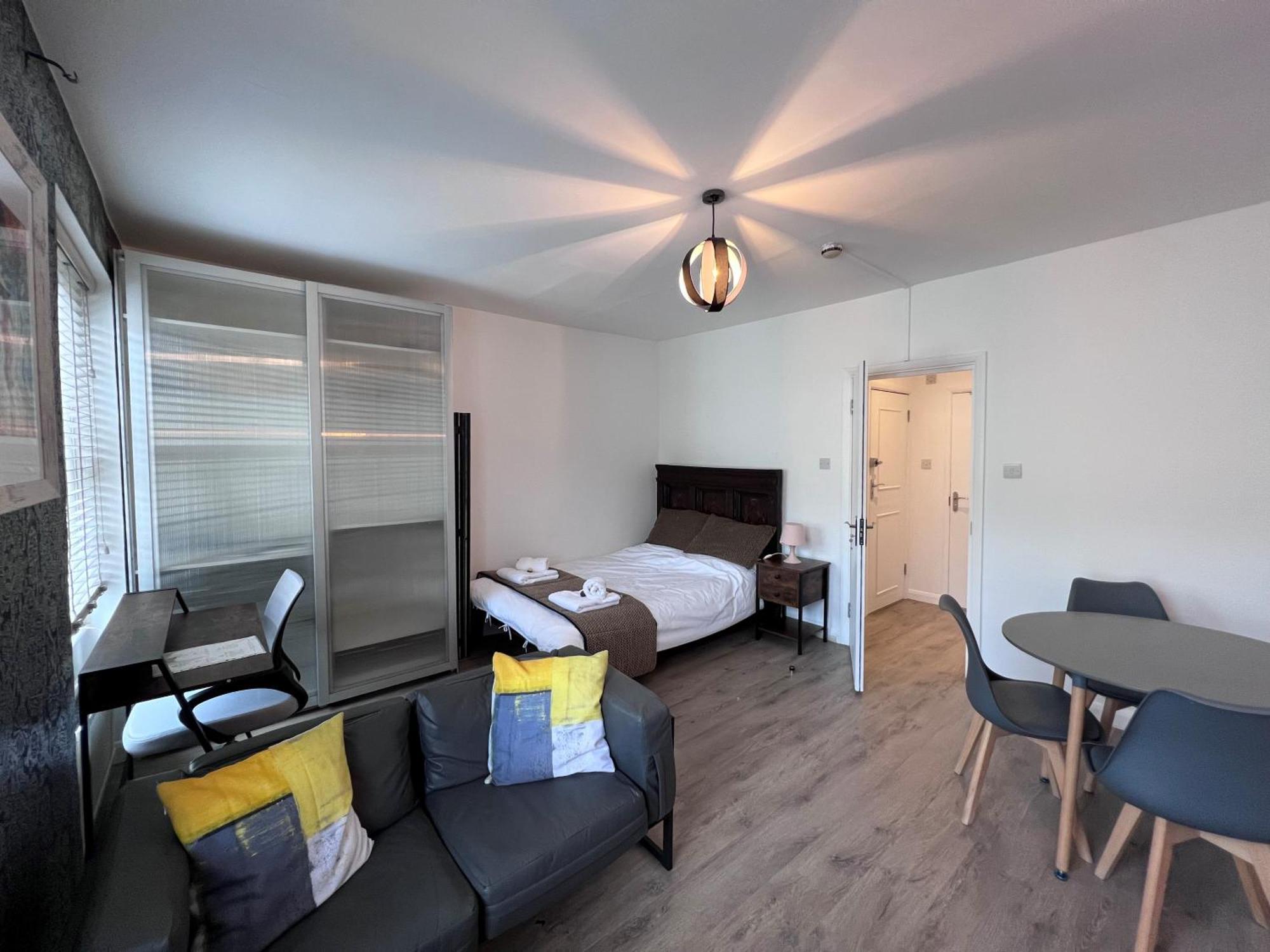 Flat In With Large Patio London