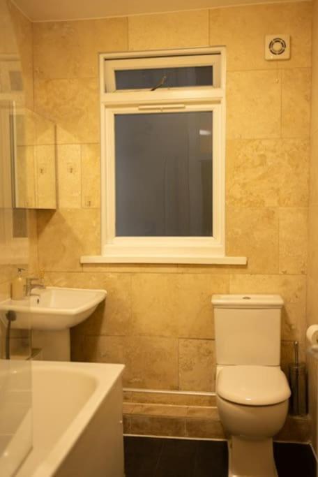 Manor Court Apartment *