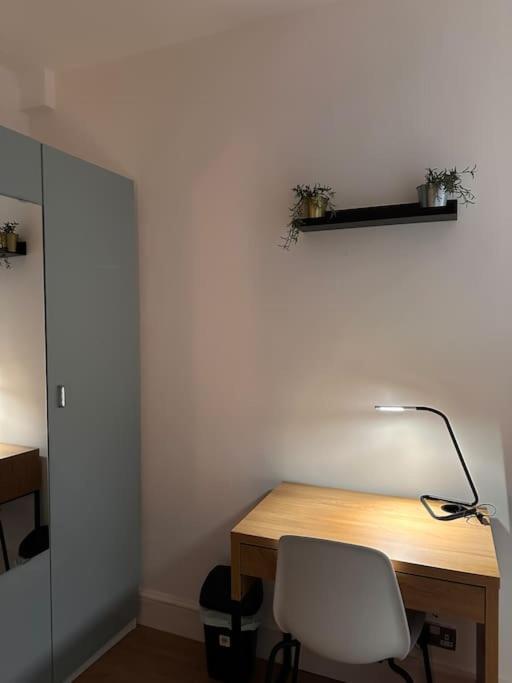 Manor Court Apartment *