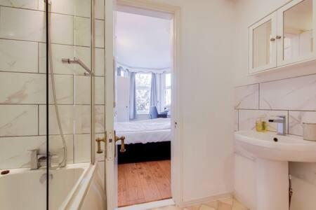 Spacious Ealing Broadway Apartment *