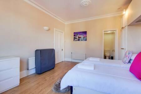 Spacious Ealing Broadway Apartment *