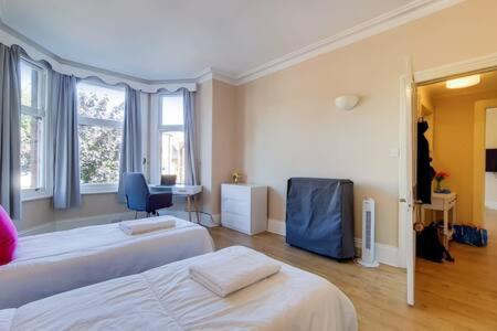 Spacious Ealing Broadway