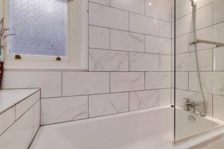 Spacious Ealing Broadway Apartment *