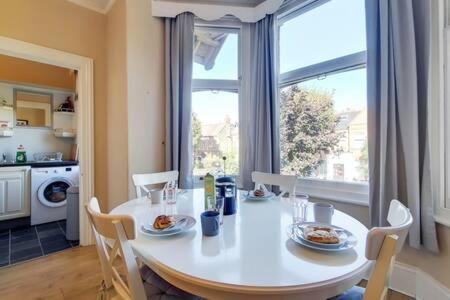 Spacious Ealing Broadway *