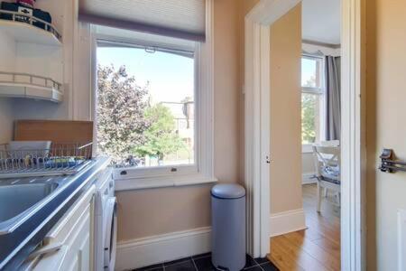 Spacious Ealing Broadway Apartment *