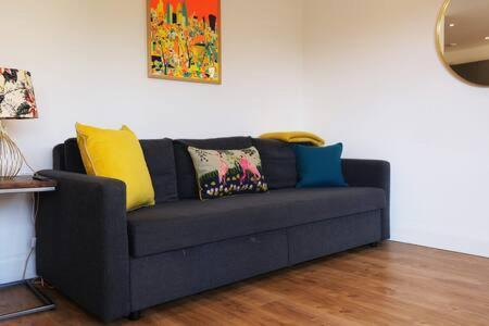 Modern One Bedroom In Ealing Common Apartment *