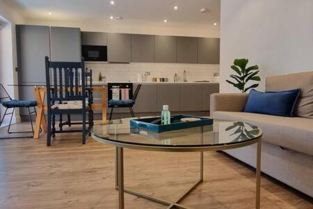 Beautiful Overlooking A Garden Apartment *