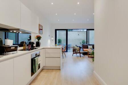 Modern Ealing With Large Private Patio Apartment London