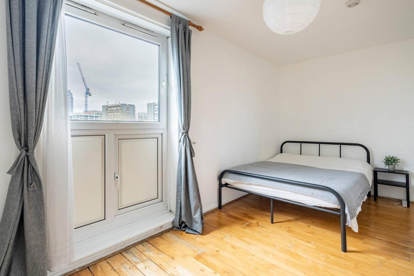 Spacious With Skyline Views Close To Eye *