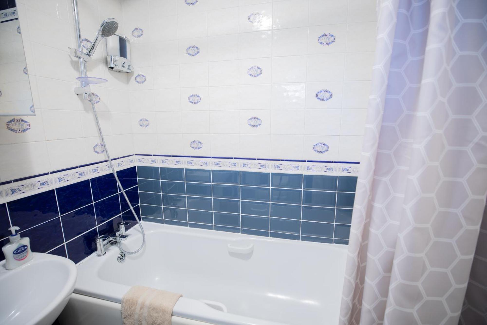 Bright And Spacious One Bedroom Apparment, Free Parking *