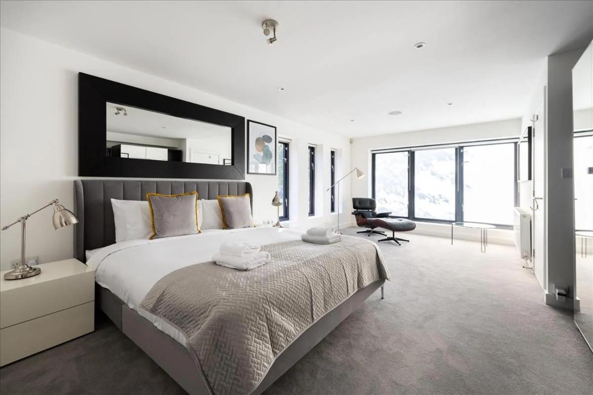 Sandmere Road By Capital Holiday home London