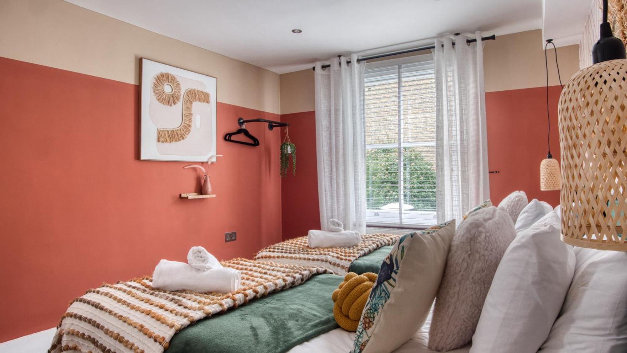 Queen's Park With Cinema & Gaming Apartment London