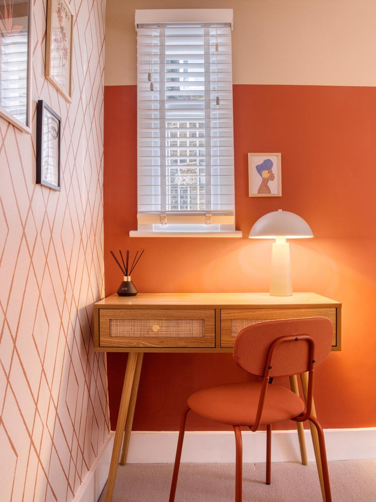 Queen's Park With Cinema & Gaming Apartment London