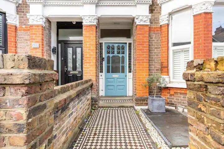 Apartment 3 Bedroom Townhouse 2min To Station, Sleeps 8 London