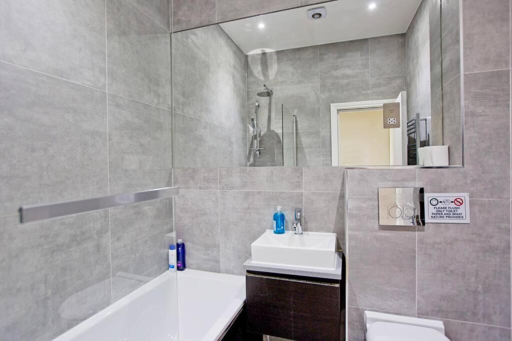 F7 Large 2bed Kensington London
