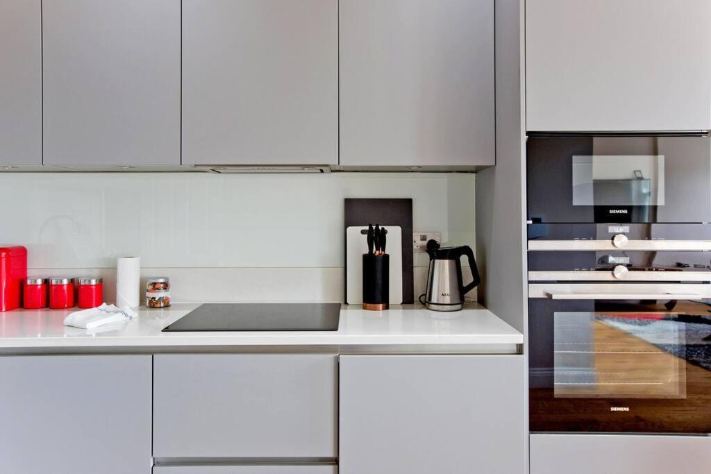 F7 Large 2bed Kensington Apartment