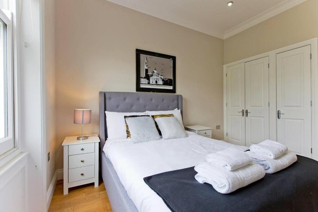 F7 Large 2bed Kensington Apartment *