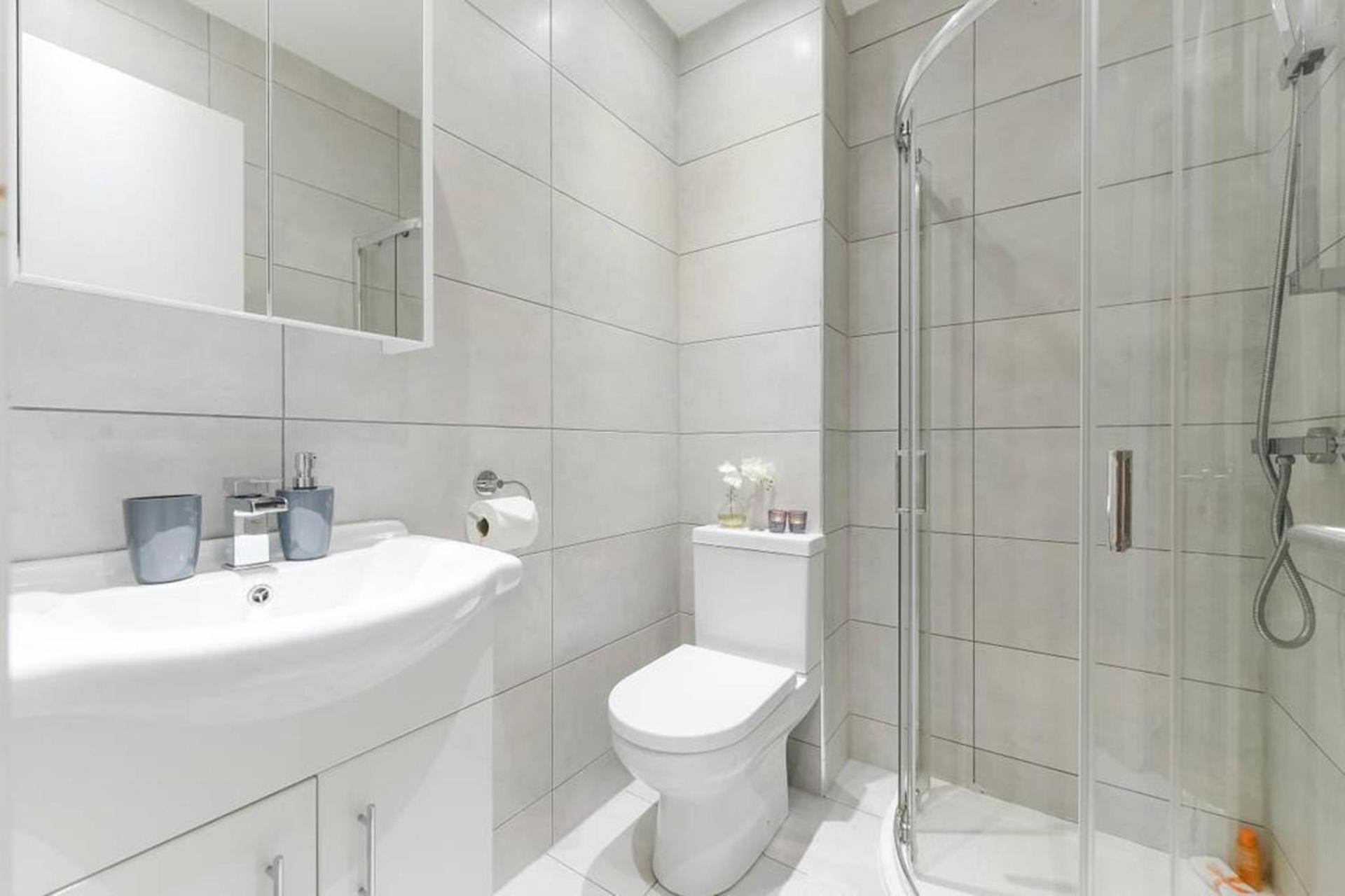 Bermondsey 3 People Beautiful * London