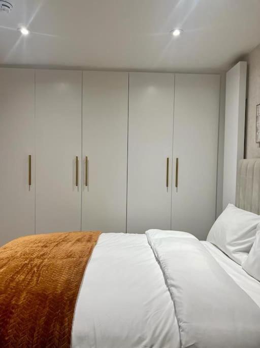 New Flat In Holland Park Apartamento