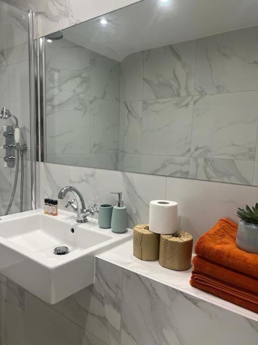 New Flat In Holland Park Apartamento