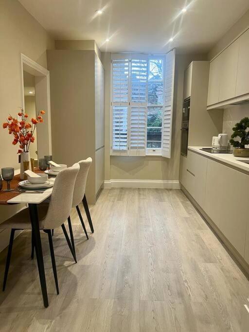 New Flat In Holland Park Apartment *