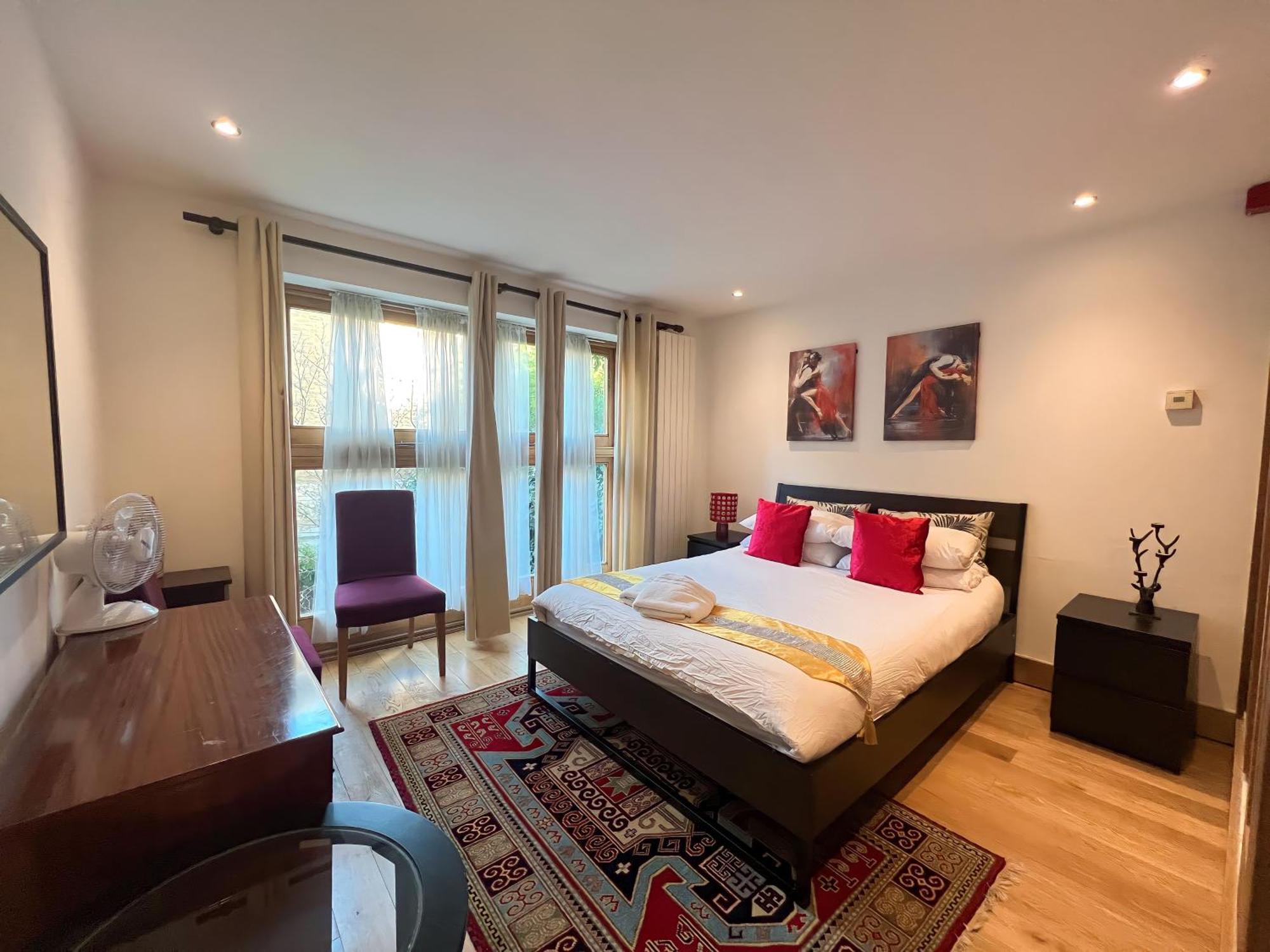 Kensington Apartment *
