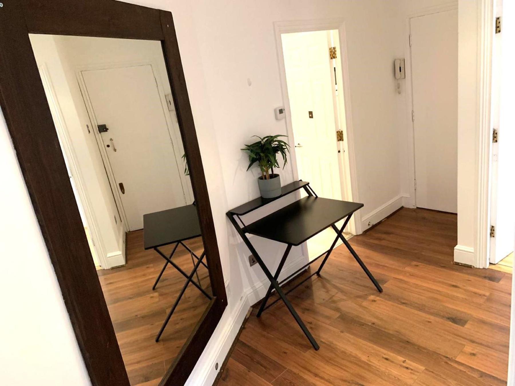 Alluring 2-bed, 2-bath Flat On High Street Kensington, Near Kensington Palace London