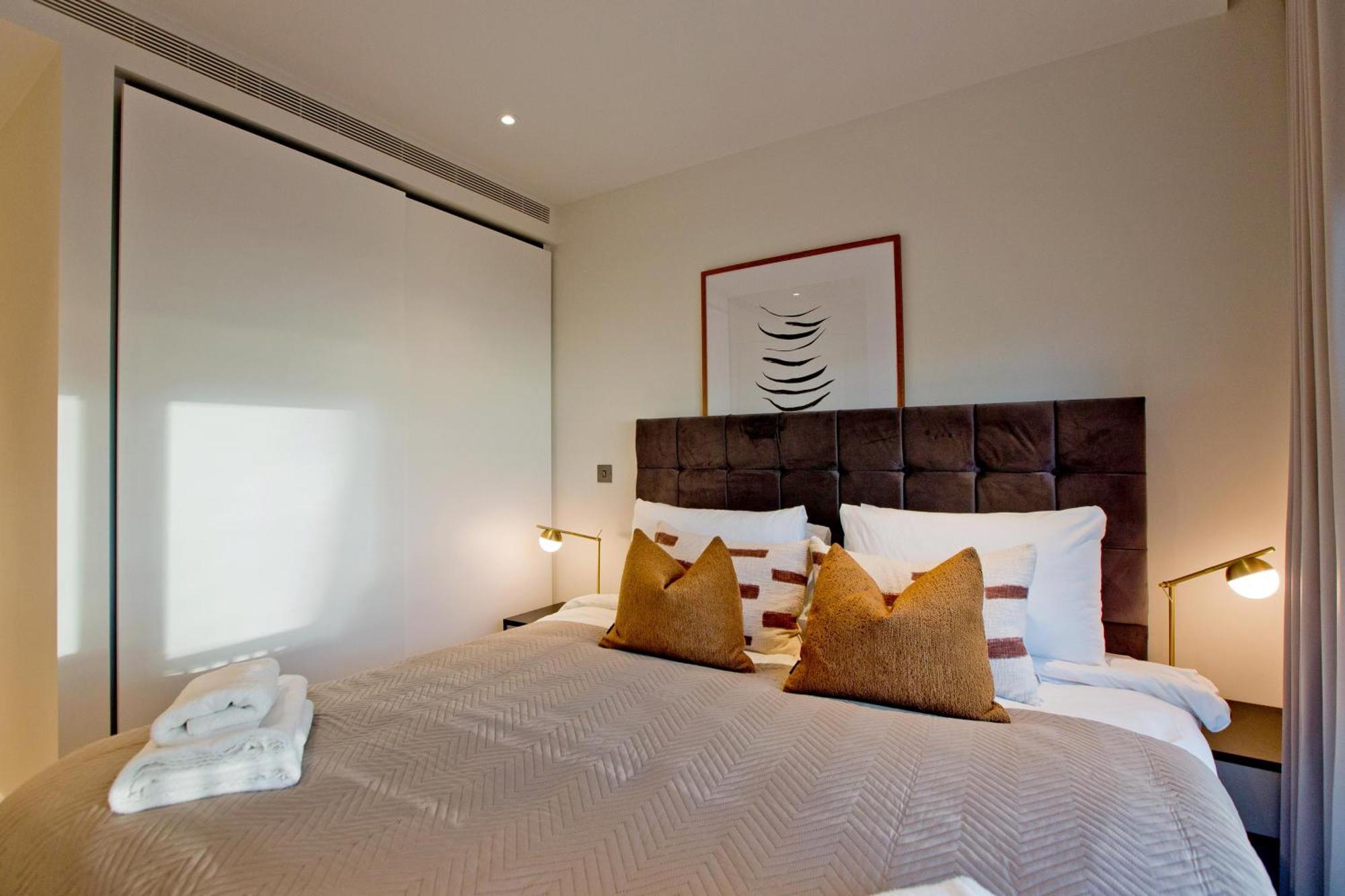 Fabulous Westfield 2 Bed Apartment *