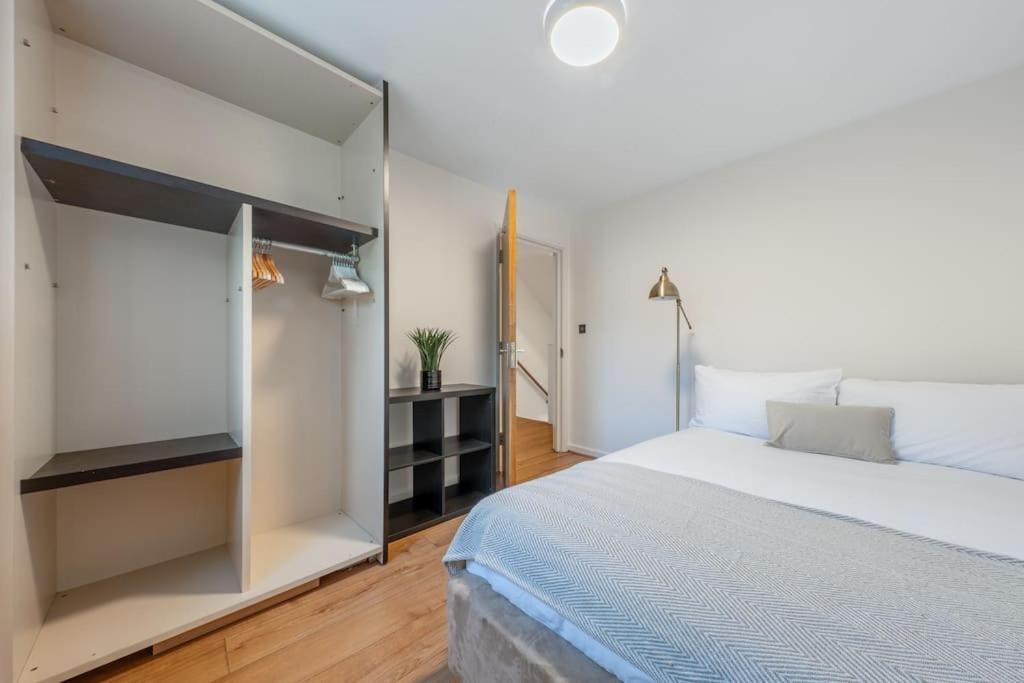 4 Beds - 20 Min To * London