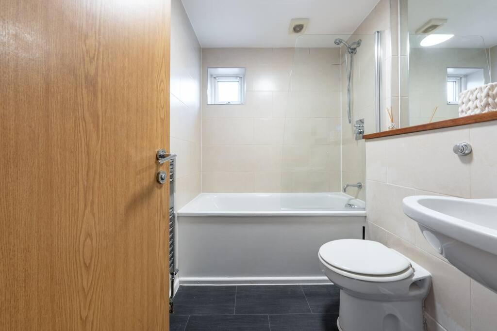 4 Beds - 20 Min To Holiday home *