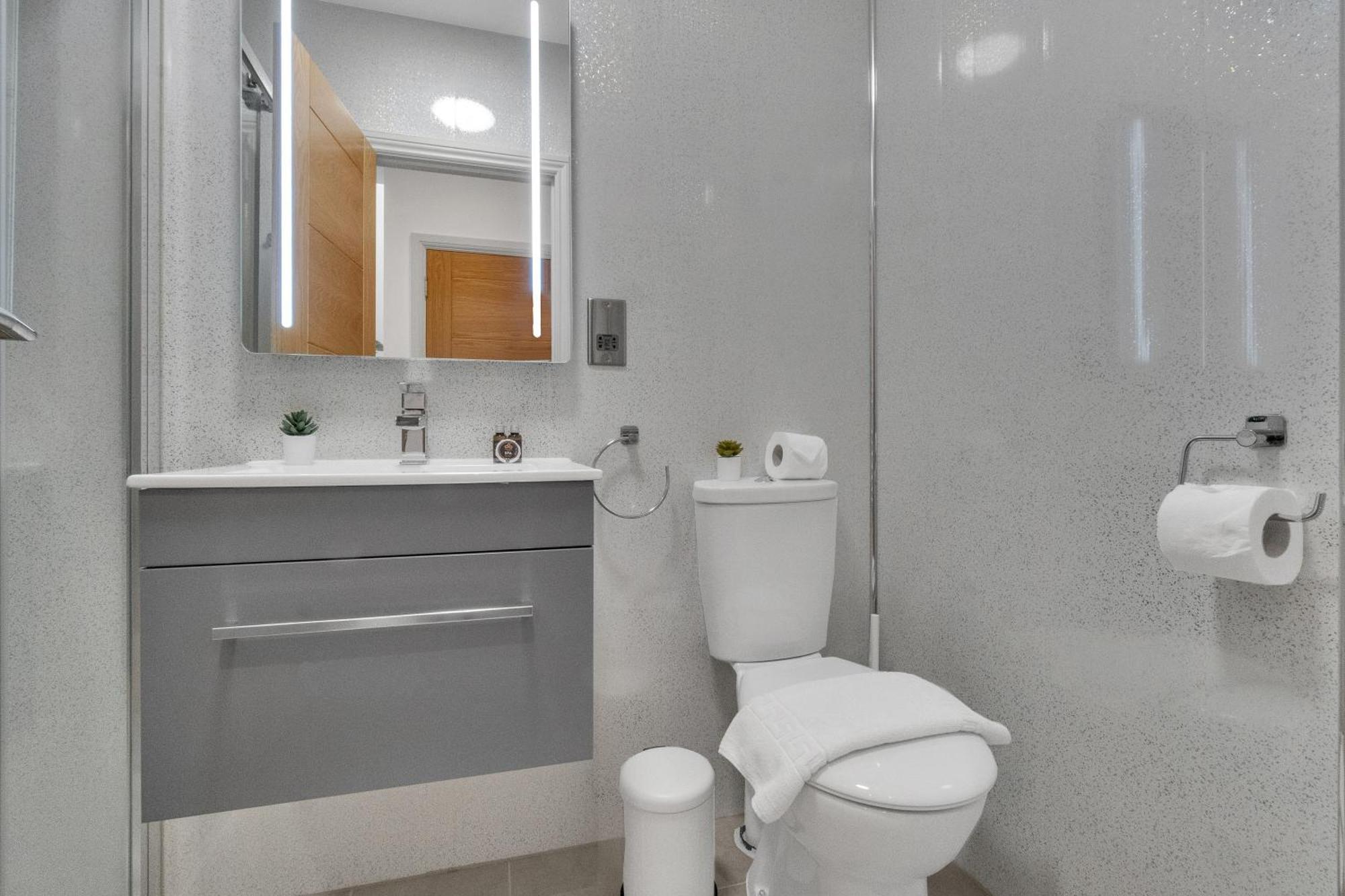 Homely - West Putney * London