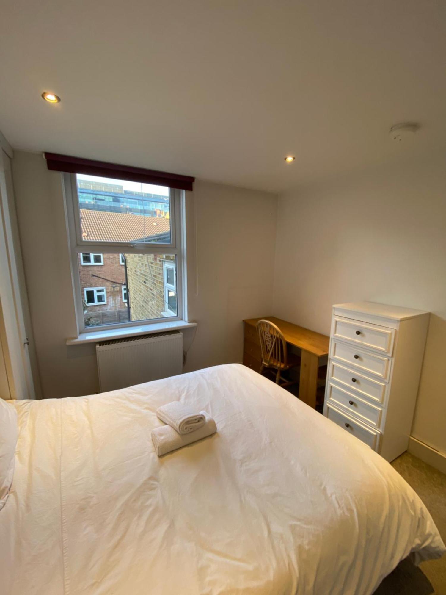 Gorgeous Hammersmith Home. Sleeps 6. Tube 5 Mins! London