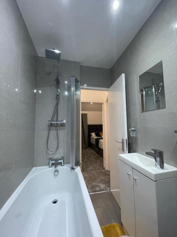 Tooting - Cosy 2 Bedroom House With Garden, 5 Mins Walk To Tube Station * London