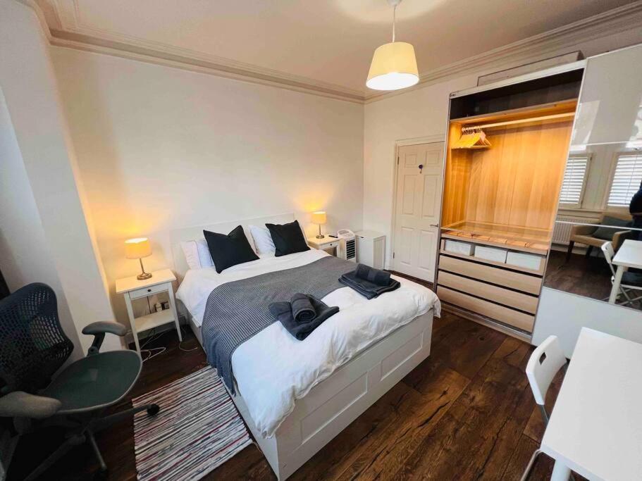 Apartment Lovely 2 Bedroom Ground Floor Flat With Garden. London