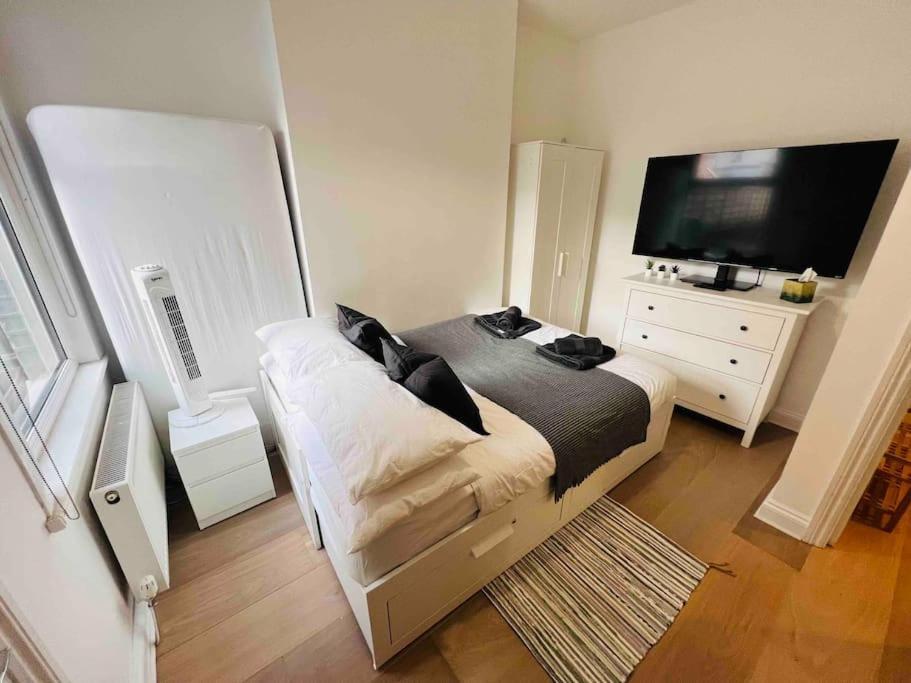 Lovely 2 Bedroom Ground Floor Flat With Garden. * London