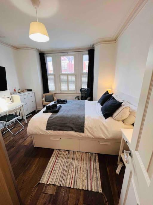 Lovely 2 Bedroom Ground Floor Flat With Garden. Apartment London