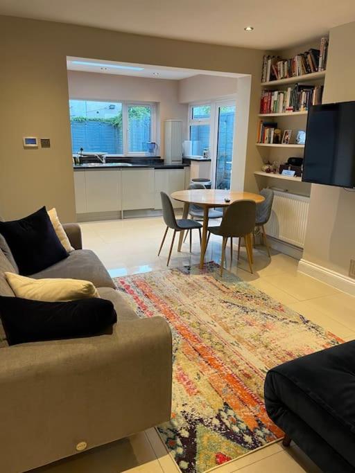 Lovely 2 Bedroom Ground Floor Flat With Garden. Apartment *