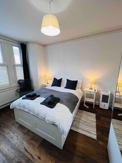 Lovely 2 Bedroom Ground Floor Flat With Garden. * London