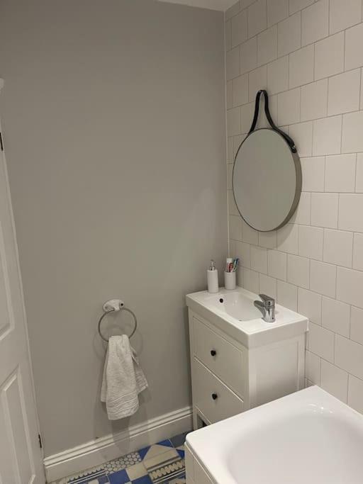 Lovely 2 Bedroom Ground Floor Flat With Garden. London