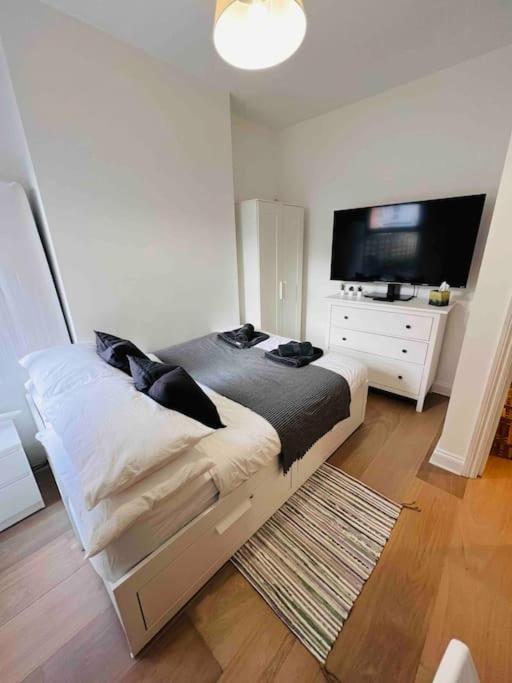 Lovely 2 Bedroom Ground Floor Flat With Garden. Apartment London
