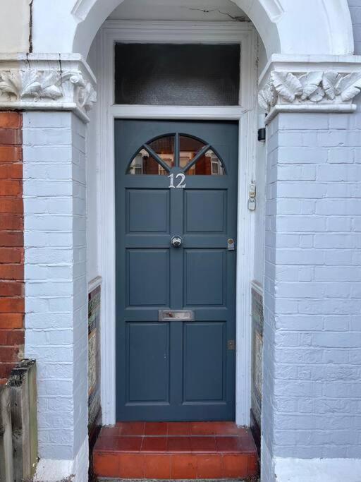 Apartment Lovely 2 Bedroom Ground Floor Flat With Garden. *